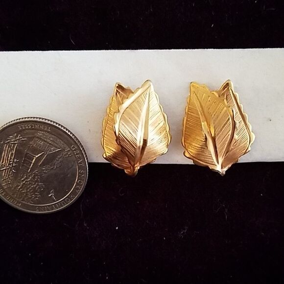 Giovanni Vintage Goldtone Clip-On Earrings – Classic Costume Jewelry - Picture 1 of 2